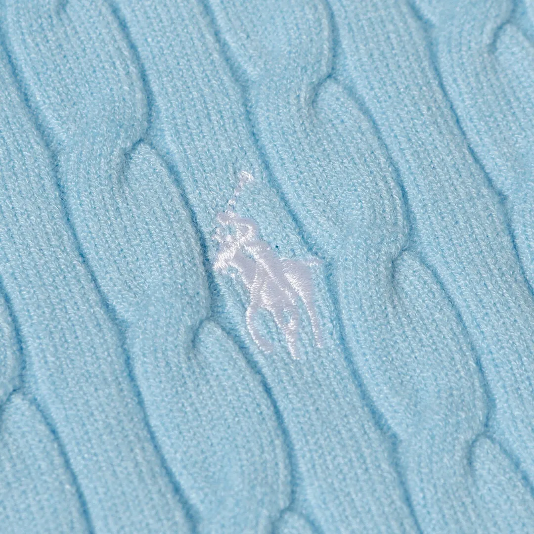 P186 Style No.: 601 -Ralph Lauren RL classic war horse logo embroidered pullover long-sleeved sweater on the chest -The item is made of custom-dyed and custom-spun yarn, purchased from the original version. A full set of customized accessories. Details determine success or failure. Heavy new autumn and winter product. High weight. Soft and delicate. The upper body effect is very nice. Loose fit. Women's model. -Color: white, gray, navy blue, red, khaki, blue, pink. -Sizes: S / M/ Ｌ S size 80-100 jins, M size 100-120 jins, Large size 120-135 jins